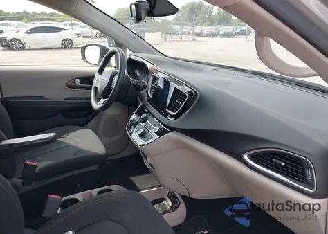 2017 Chrysler Pacifica Touring z USA, uszkodzony, nr VIN 2C4RC1DGXHR511132